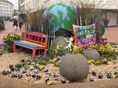 Kugelbrunnen in Oster-Vielfalt